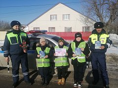 В преддверии 8 Марта сотрудники ГАИ  совместно с юными инспекторами движения поздравили женщин с праздником 