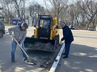 В общегородской уборке города принял участие депутат Саратовской областной думы Василий Кравцов