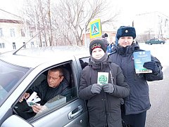 Сотрудники Аркадакской Госавтоинспекции со своими юными помощниками поздравили мужчин-водителей с Днём защитника Отечества