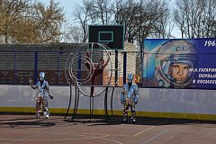 В преддверии Дня космонавтики в городском парке прошел "космический" флешмоб 
