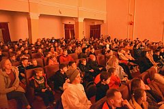 Перед аркадакскими детьми выступили артисты театра пародий и двойников из города Пензы