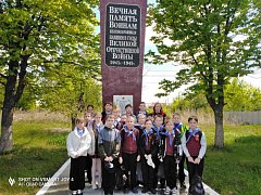 У памятника погибшим в годы Великой Отечественной войны железнодорожникам звучали детские голоса