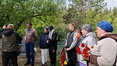 В Красном Яре торжественно почтили память погибших в годы войны лётчиков