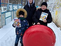 Студенты медколледжа дарили маленьким аркадакцам детские книги