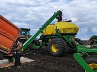 Земледельцы Аркадакского района ведут боронование зяби и завершают подкормку озимых культур