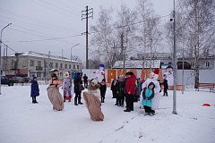 В городском парке "Юбилейный" для детей прошла игровая программа «Зимние забавы со Снеговиком»  