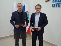 Участнику программы «Наши герои» вручили удостоверение ветерана боевых действий