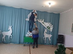 Работники культуры района делают новогодние игрушки своими руками