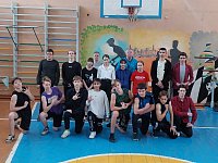 Учащиеся первой городской школы проверяют уровень своей физической подготовленности