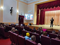 В районном Доме культуры для кружковцев была проведена беседа «Герои нашего времени». 