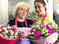 Дарить людям красоту и настроение - своим призванием считают мама и дочка