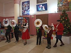 Пятиклассники городской средней школы № 3 в кинотеатре играли и смотрели мультфильм