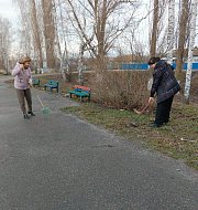В Красном Знамени идёт опиловка деревьев и уборка общественных территорий