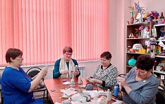 Пенсионеры Аркадакского района создают из подручных материалов поделки-обереги