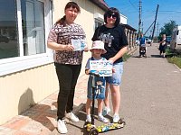 Работники районного Дома культуры раздавали на улицах города буклеты «Мои безопасные каникулы»