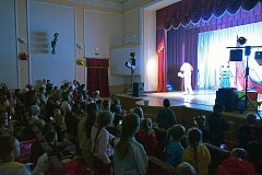 Перед аркадакскими детьми выступили артисты театра пародий и двойников из города Пензы