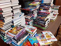 Школьники подарили библиотеке книги