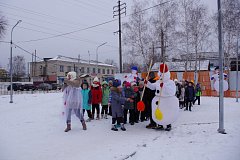 В городском парке "Юбилейный" для детей прошла игровая программа «Зимние забавы со Снеговиком»  