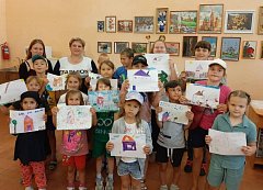 Дети из села Красное Знамя рисовали свой мир счастья