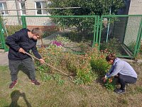 Студенты медицинского колледжа помогают пожилым людям убрать дворы