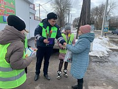  Сотрудники Аркадакской Госавтоинспекции и юидовцы поздравили  женщин в 8 Марта
