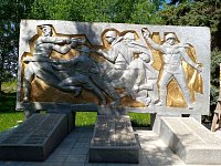 В Новосельском ко Дню Победы благоустроили сельский мемориал