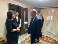 В Аркадакском районе на дому поздравили женщин-матерей с их праздником