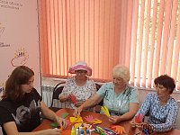 В Центре соцобслуживания населения в творческой мастерской "Доброцентр" пенсионеры проводят время с пользой и для души