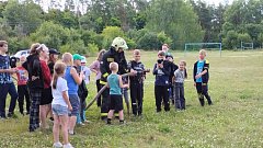 В гости к ребятам из загородного лагеря «Голубая ель» приехали сотрудники МЧС