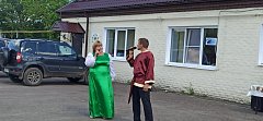У сельских работников культуры возрождается добрая традиция своими концертами дарить хорошее настроение труженикам полей