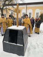 Священники Аркадакского храма совершили заупокойную службу у поклонного креста