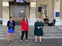 Сегодня артисты районного Дома культуры встречали голосовавших у избирательных участков г. Аркадака праздничной программой "Хорошее настроение для хороших людей"