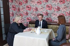 Роман Бусаргин посетил в Аркадаке семью участника спецоперации