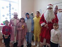 Студенты медицинского колледжа поздравили посетителей детской консультации с предстоящими праздниками