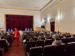 На сцене районного Дома культуры для детей прошёл новогодний спектакль «Невероятные приключения Снегоедов»