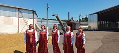 Росташовские "Сударушки" выступили с концертом на току