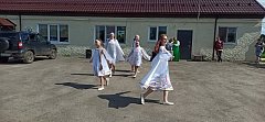 У сельских работников культуры возрождается добрая традиция своими концертами дарить хорошее настроение труженикам полей