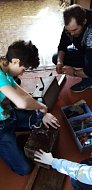 Аркадакские ребята  развесили на деревья  возле храма скворечники
