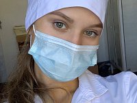 Студентка медицинского колледжа Ксения Дондукова рекомендует вакцинироваться с помощью назальных насадок-распылителей