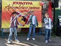 Жители Привокзальной улицы вместе с артистами районного Дома культуры отпраздновали День соседей