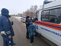 Сотрудники Аркадакской Госавтоинспекции со своими юными помощниками поздравили мужчин-водителей с Днём защитника Отечества