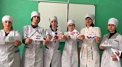 Студенты Аркадакского медколледжа подписали поздравительные открытки участникам СВО