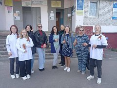 В Аркадаке волонтеры раздают прохожим символ Победы 