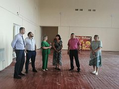 Министр культуры Саратовской области Наталия Щелканова  проинспектировала ход ремонтных работ малиновского Дома культуры