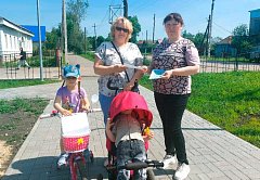 Работники районного Дома культуры раздавали на улицах города буклеты «Мои безопасные каникулы»