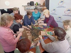 Волонтёры из Аркадака отправили на фронт маскировочные костюмы и полезный чай
