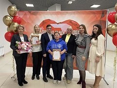 Семье Ивановых из Аркадака вручили "Хрустальное сердце области"
