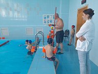 Для «орлят» из городской школы № 3 летний отдых начался с плавания