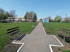 Новосельцы ухаживают за новым парком
