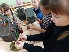 Младшеклассники городской школы № 3 смастерили избушки для Бабы Яги